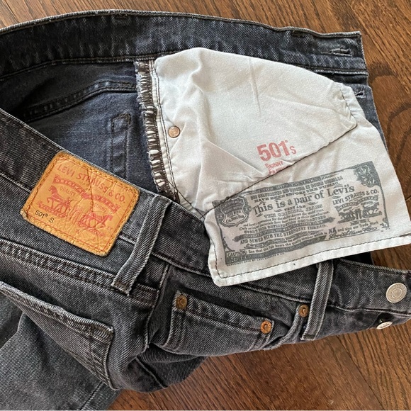 LEVI’s 501 Distressed Faded Black Hi Rise, Slimfit Jeans - size 26 - Picture 4 of 4